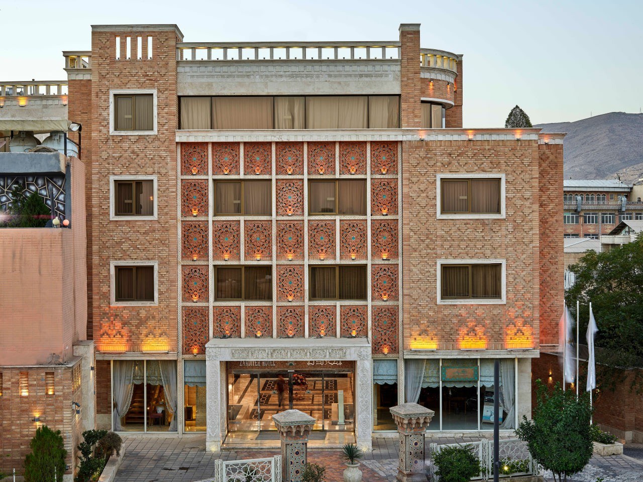 نمای ظاهری هتل زندیه 