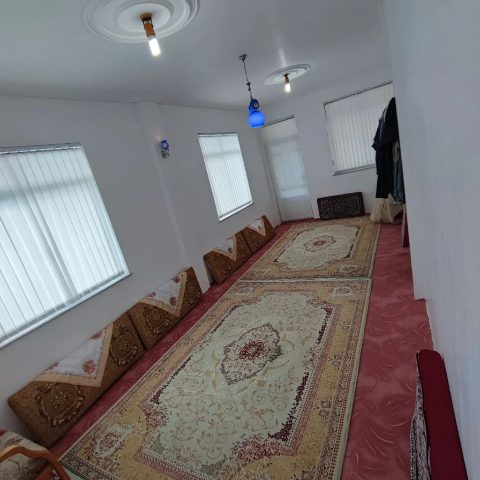 حیاط دار روشنده