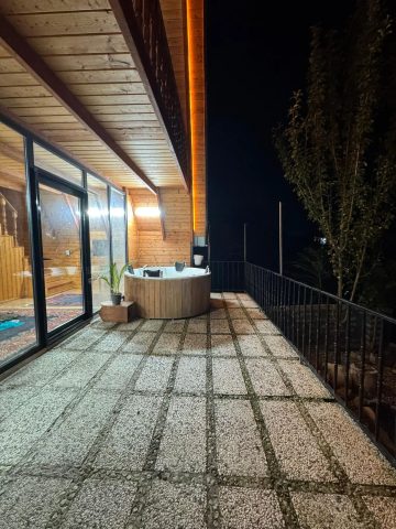 سوئیسی آیدا با جکوزی